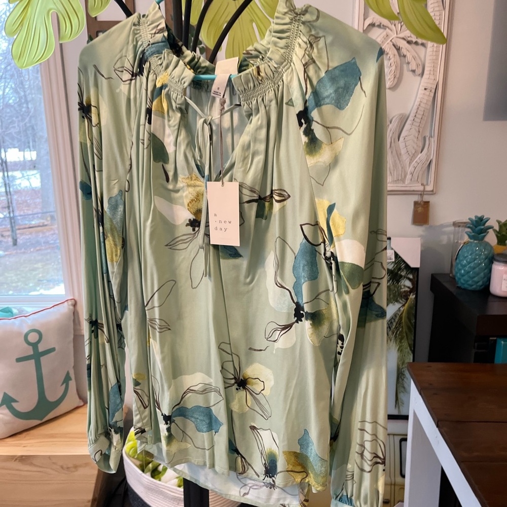 Cute Ruffled Neck Shirt! - Picture 2 of 2